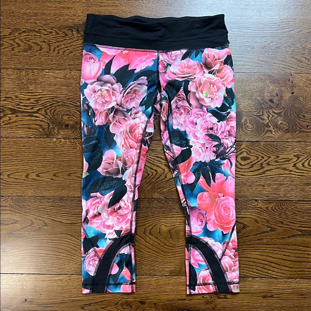 Lululemon Inspire Leggings (Capri length) with Rose Floral Pattern (size: 6)